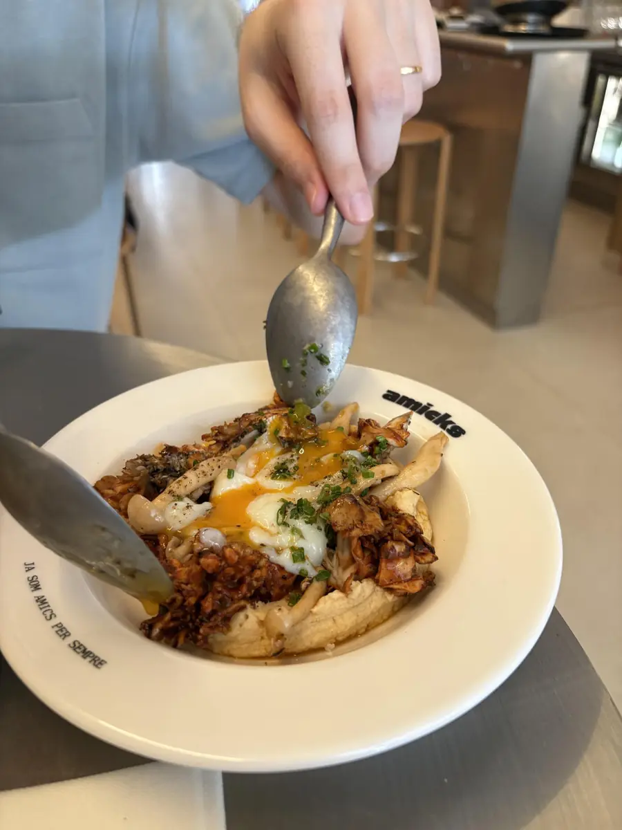 Poached egg with oyster mushrooms and chickpea cream