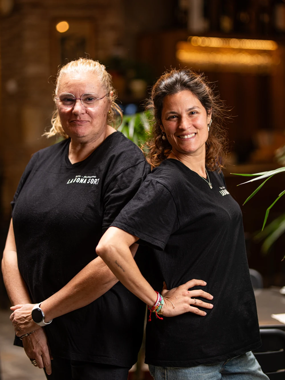 Celsa y su hija, de La Bona Sort, en el comedor