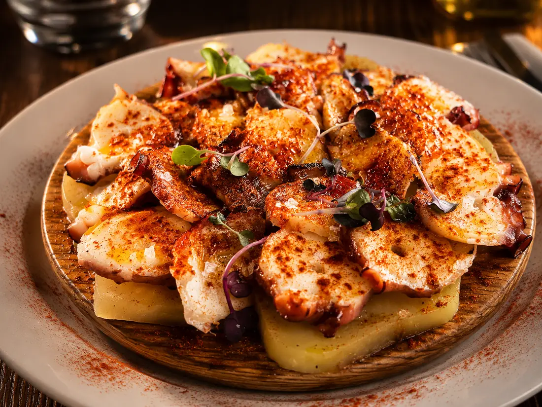 Pulpo a la gallega con cachelos y pimentón de la Vera