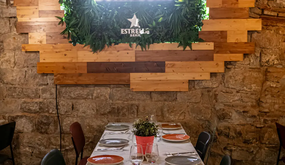 La sala de La Bona Sort, con paredes de piedra y madera
