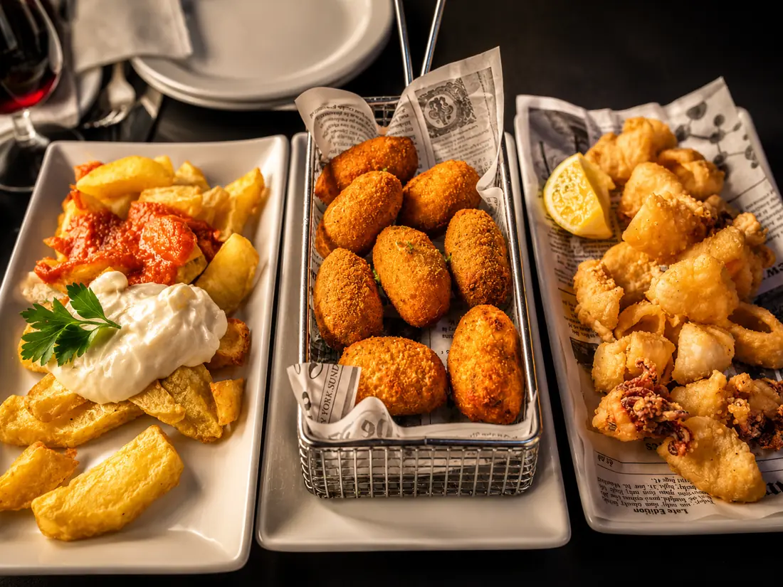 Tres tapas de la casa: bravas, croquetas y calamares