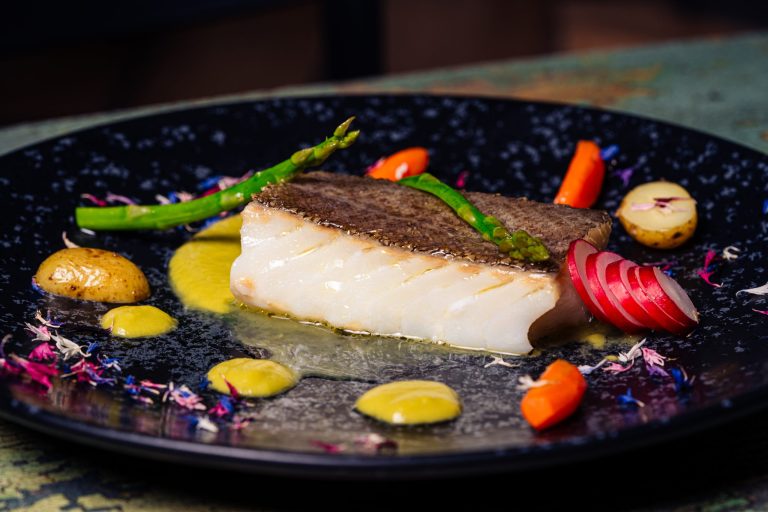Filetto di baccalà cotto a bassa temperatura con crema di pisselli e verdurine