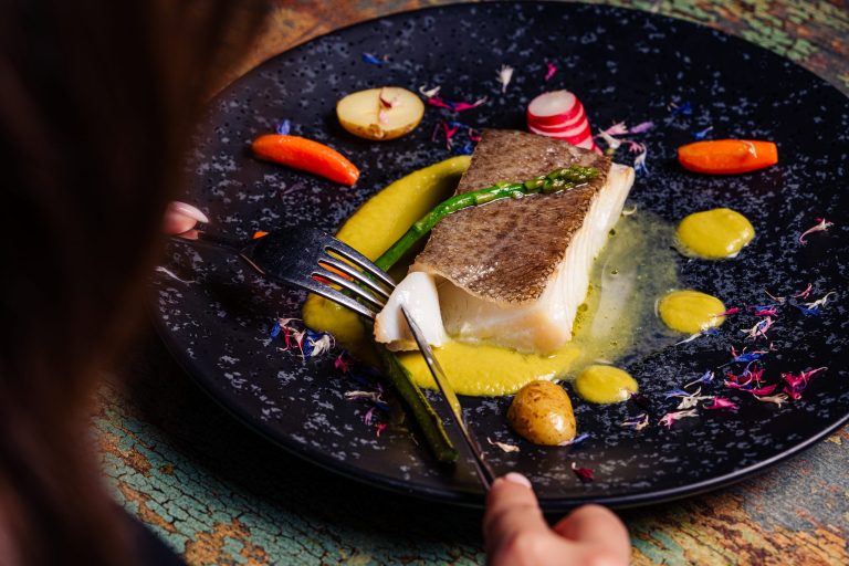Filetto di baccalà cotto a bassa temperatura con crema di pisselli e verdurine