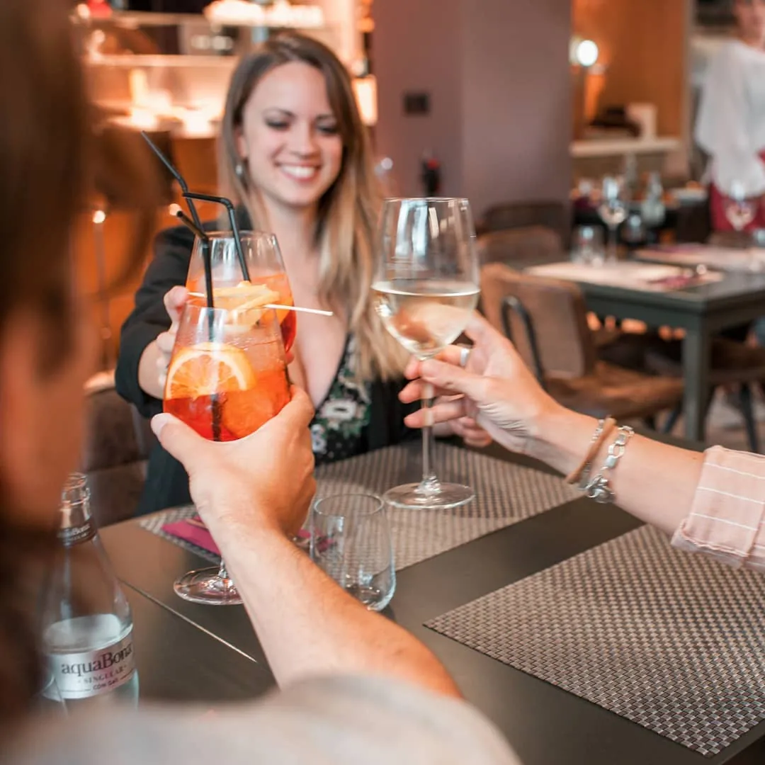 Un brindis con spritz en la sala