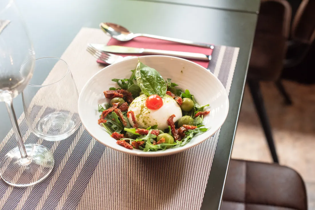 Burrata con rúcula y tomate seco