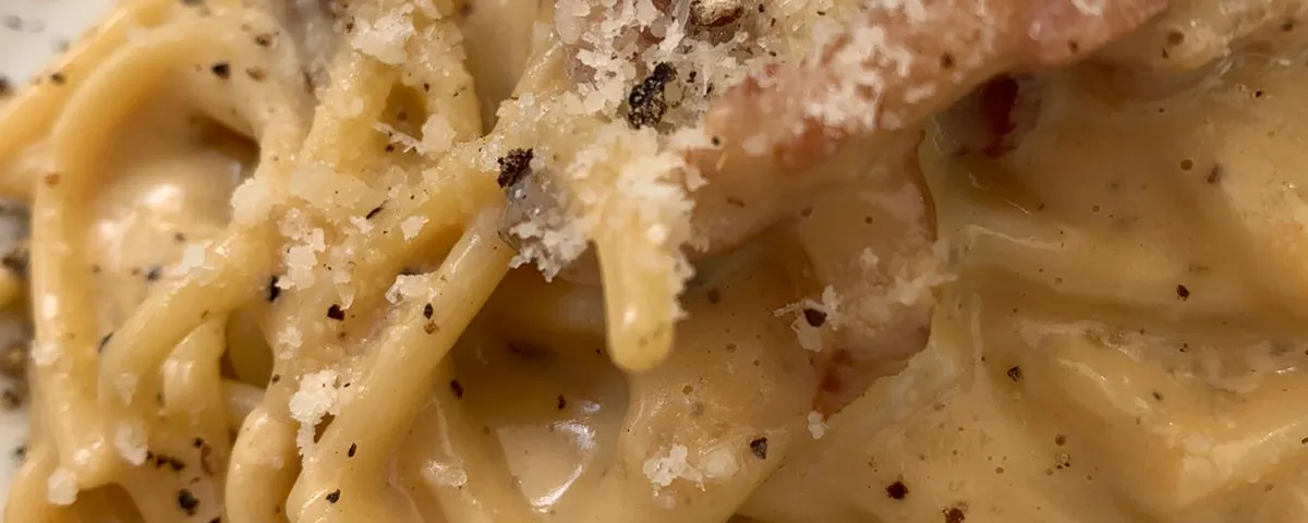 Spaghetti carbonara de Via Napoli, con guanciale y pimienta negra