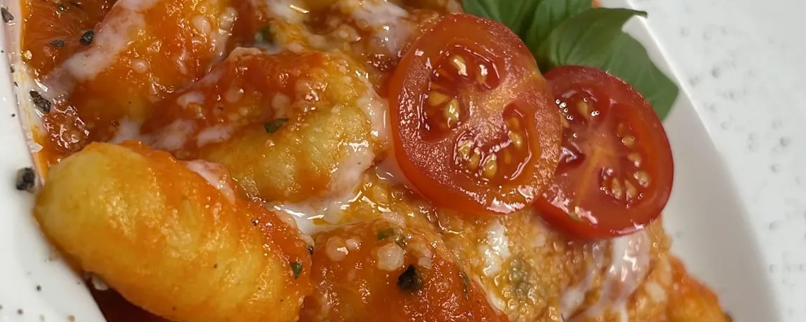 Gnocchi de la casa con tomate, mozzarella y albahaca