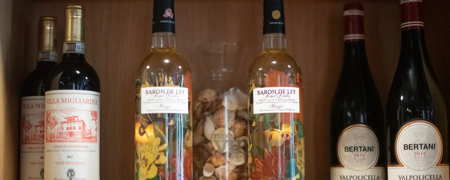 Botellas de vino en la estantería de Via Napoli